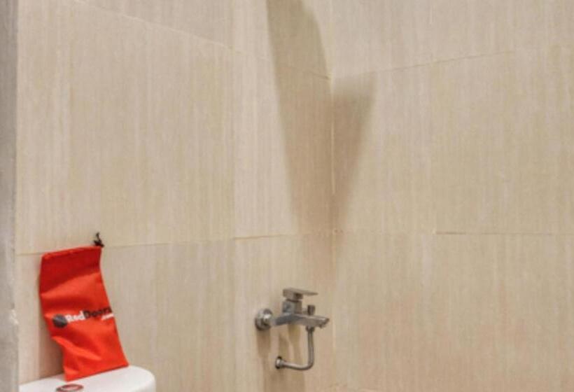 Отель Reddoorz Syariah Near Taman Pelangi Jogja 2