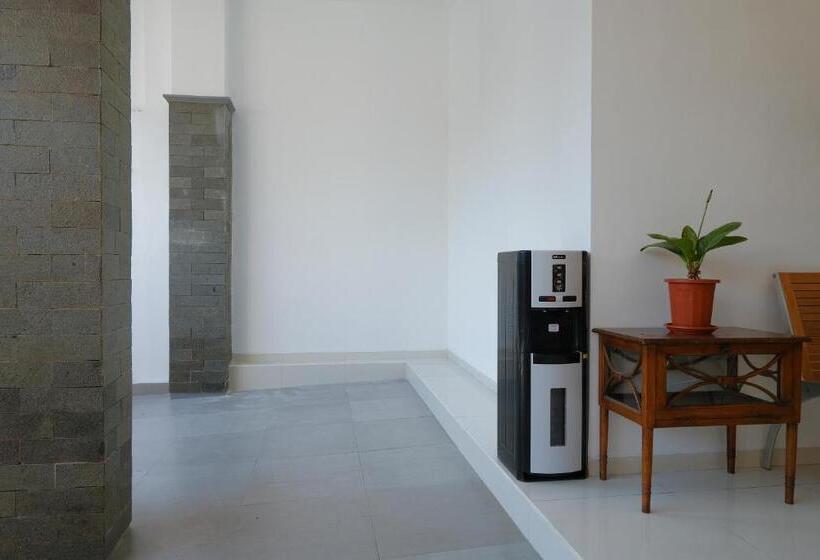 Отель Reddoorz Syariah Near Taman Pelangi Jogja 2