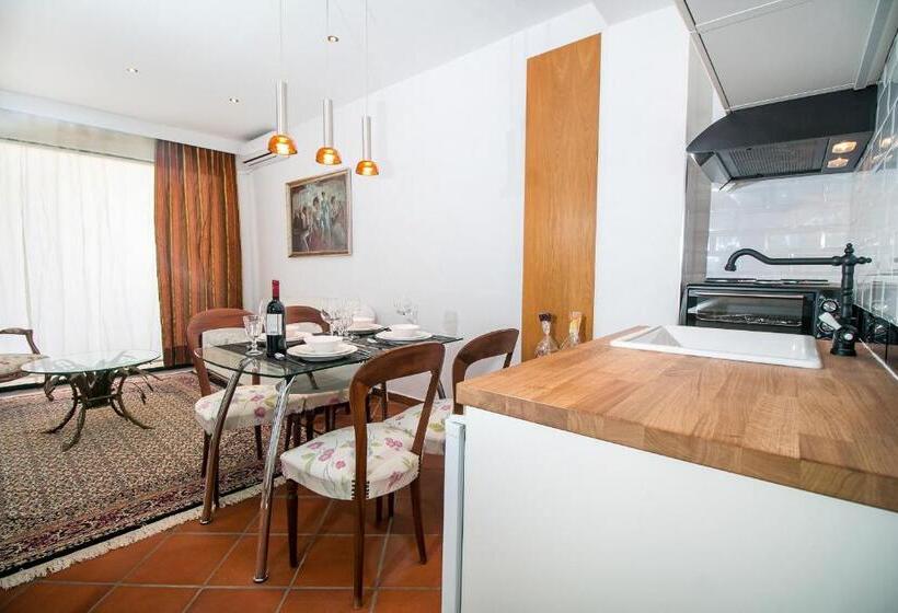 Danezis City Stars Boutique Apart