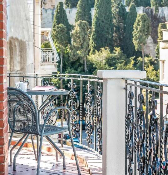 Danezis City Stars Boutique Apart