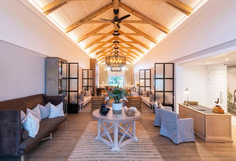 Отель Riverdene Family Lodge