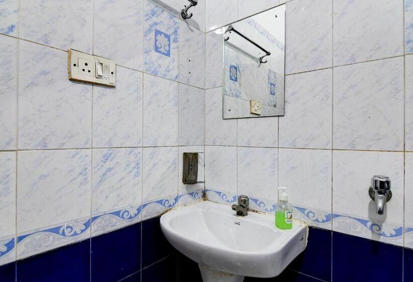 Отель Brill Rooms Near City Centre Metro Station