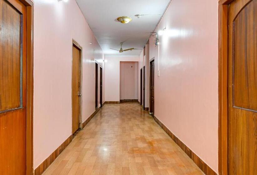 Отель Brill Rooms Near City Centre Metro Station