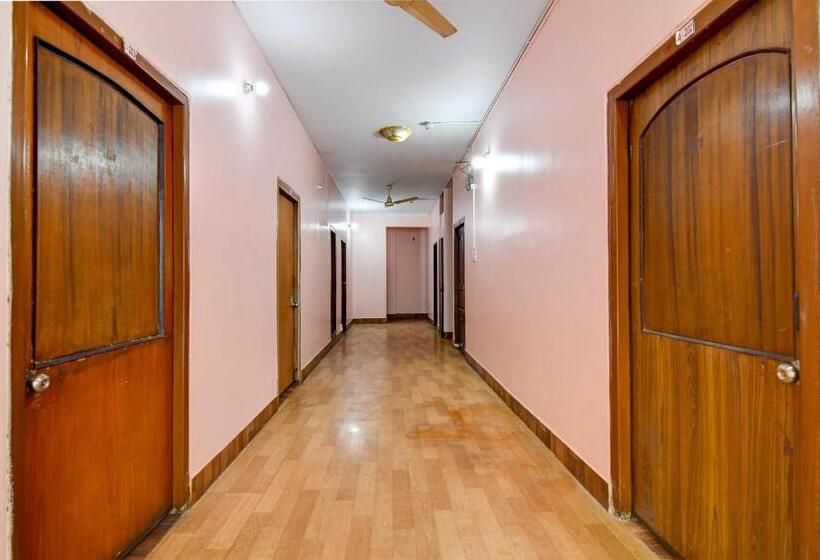 Отель Brill Rooms Near City Centre Metro Station