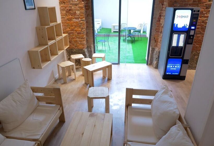 Guitar Hostel