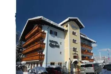 Отель Classic Rooms By Crystal