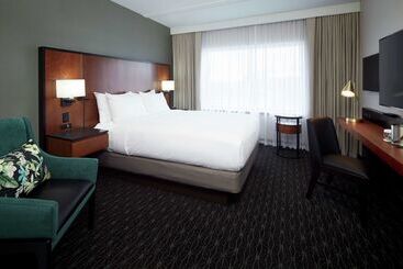هتل DoubleTree by Hilton Montreal Airport