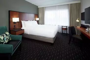 Otel DoubleTree by Hilton Montreal Airport
