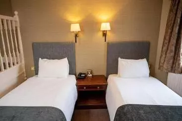 Hotelli Castle And Ball By Greene King Inns