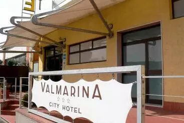 Отель Valmarina