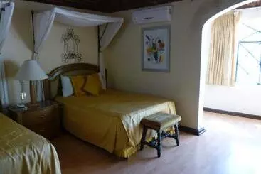 هتل Castillo De Santa Cecilia