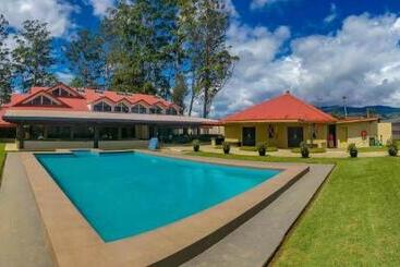 Highlander Hotel & Apartments