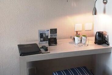 בית מלון כפרי Premier Splendid Inn Bayshore