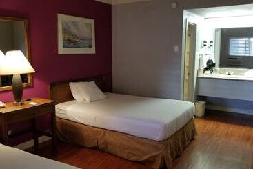 هتل Santa Fe Inn  Pueblo