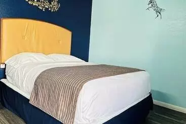 فندق Travel Inn & Suites