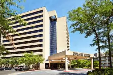 בית מלון כפרי Embassy Suites By Hilton Crystal City National Airport