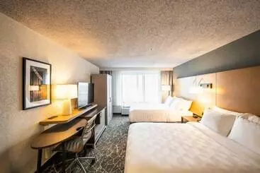 Отель Holiday Inn Newark International Airport