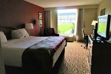 Отель Ramada Plaza & Conf Center By Wyndham Fort Wayne