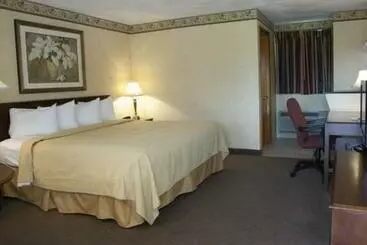 فندق Quality Inn Breeze Manor