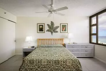 Отель Aston At The Waikiki Banyan