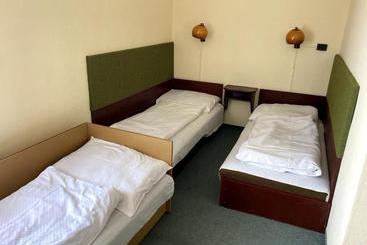 فندق Manuela Ifjúsági