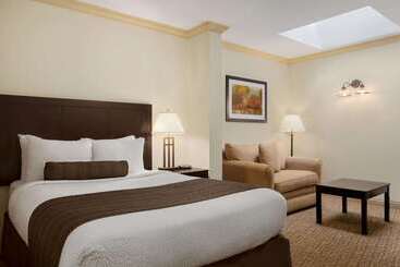 בית מלון כפרי Days Inn & Suites By Wyndham Sault Ste. Marie On