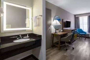 Отель Days Inn & Suites By Wyndham Commerce