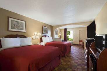 Отель Days Inn & Suites By Wyndham Tuscaloosa  Univ. Of Alabama