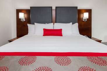 فندق Ramada By Wyndham Austin South