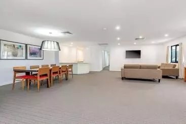 Отель Mantra On Hay Perth