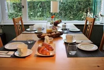 تختخواب و صبحانه La Belle Monsoise