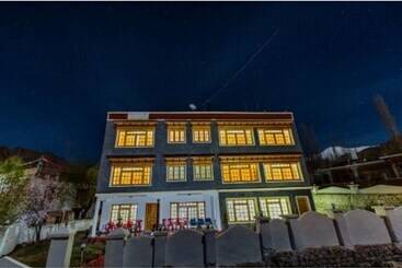 בית מלון כפרי Three Roses