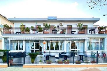 بنسيون Villa Lorena