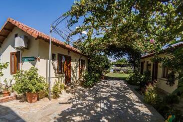 בית מלון כפרי Midas Pension