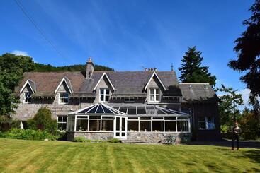 Pensió No 45, Ballater