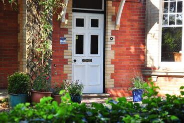 Oaklands Bed & Breakfast   B&b