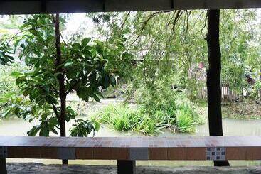 בית מלון כפרי Panichat Resort