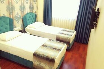 By Historial Hotel Due