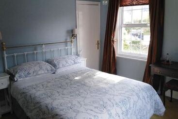 Holly House Bed & Breakfast