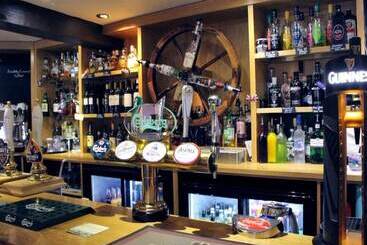 פונדק The Rose And Crown