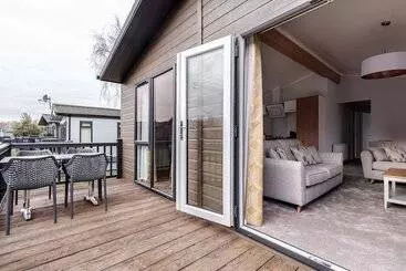 Hotelli Roydon Marina Village