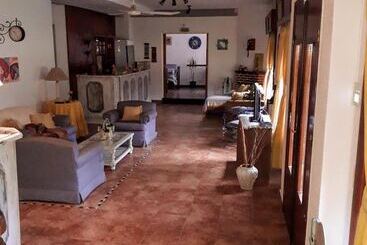 Hôtel (catégorie 1/2 *) Posada De La Villa