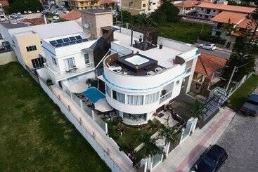 בית מלון כפרי La Plage Residence