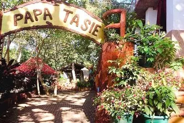 Hotel Papa Tasi Lake Side  And Park