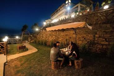 Hotel The Alpine Chalet Resort