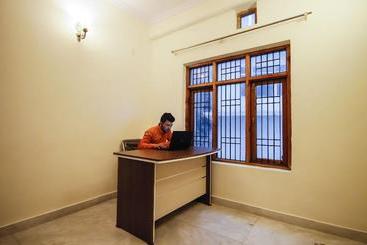 Hotel Oyo 18636 Cordial Inn