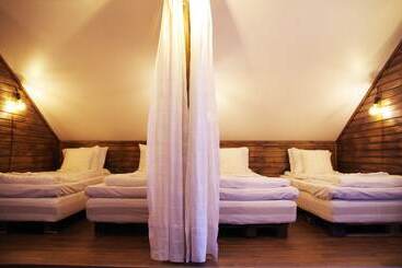 آپارتمان‌های توریست‌ها Lauri Historical Log House Manor