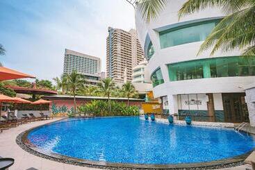 A One The Royal Cruise Hotel Pattaya   Sha Extra Plus