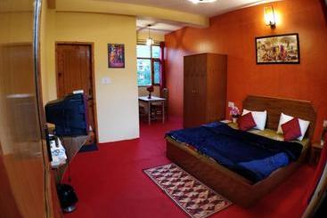 فندق Red House Inn And Cafe