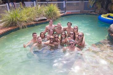 旅馆 Backpackers Holiday Village